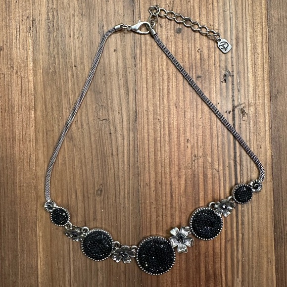 Jewelry - Elegant Silver and Black Floral Necklace